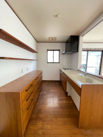 日の出町平井　中古戸建のキッチン|広々しているのでお料理がはかどりますね♪