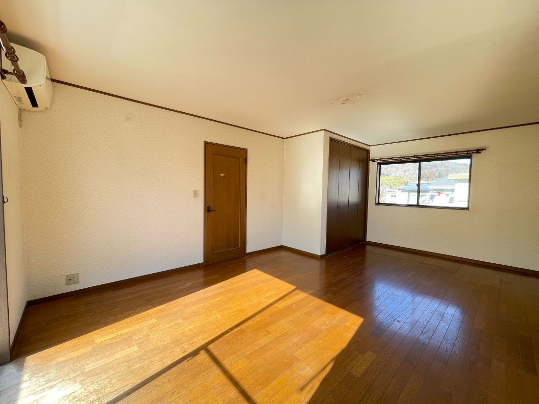 日の出町平井　中古戸建の寝室|2階主寝室は3面採光になります！