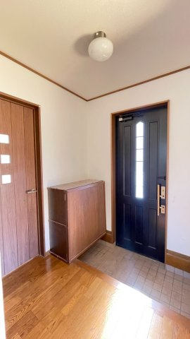 日の出町平井　中古戸建の玄関|玄関にはシューズボックス付！