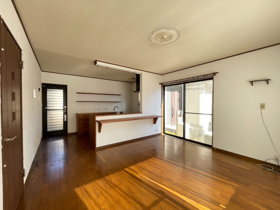 日の出町平井　中古戸建の居間・リビング|ゆったりと過ごせる明るいLDKです！