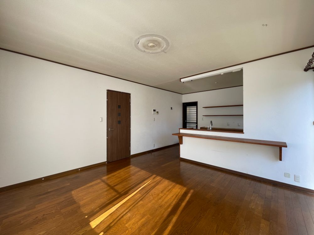 日の出町平井　中古戸建の居間・リビング|キッチンカウンターでLDKが見渡せます♪