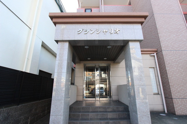 グランシャリオのエントランス|現況と相違する場合は現況を優先します。