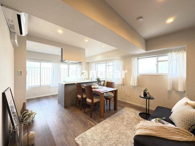 ニューハイツ中川の居間・リビング|ドキドキの新生活も、安心してスタート。ぴったりの住まいを見つけませんか？クランディアが一緒に住まい選びをサポートします‼　まずは、お気軽にお問合せください　＃クランディア