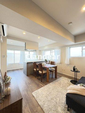 ニューハイツ中川の居間・リビング|ドキドキの新生活も、安心してスタート。ぴったりの住まいを見つけませんか？クランディアが一緒に住まい選びをサポートします‼　まずは、お気軽にお問合せください　＃クランディア