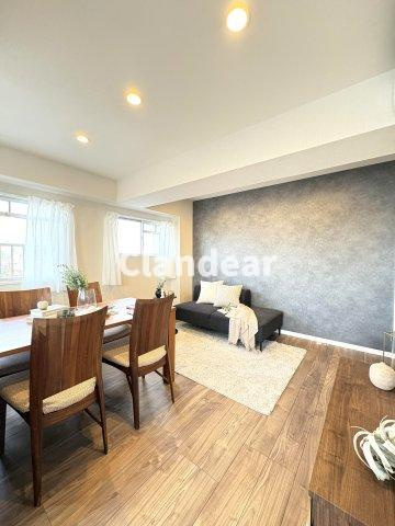 ニューハイツ中川の居間・リビング|ドキドキの新生活も、安心してスタート。ぴったりの住まいを見つけませんか？クランディアが一緒に住まい選びをサポートします‼　まずは、お気軽にお問合せください　＃クランディア