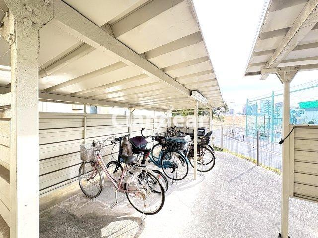 ニューハイツ中川の駐輪場|ドキドキの新生活も、安心してスタート。ぴったりの住まいを見つけませんか？クランディアが一緒に住まい選びをサポートします‼　まずは、お気軽にお問合せください　＃クランディア