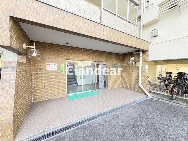 ニューハイツ中川のエントランス|ドキドキの新生活も、安心してスタート。ぴったりの住まいを見つけませんか？クランディアが一緒に住まい選びをサポートします‼　まずは、お気軽にお問合せください　＃クランディア