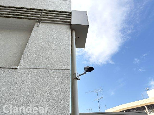 ニューハイツ中川の防犯設備|共用部の防犯カメラが、家族の出入りをやさしくサポート。暮らしに心強い設備です