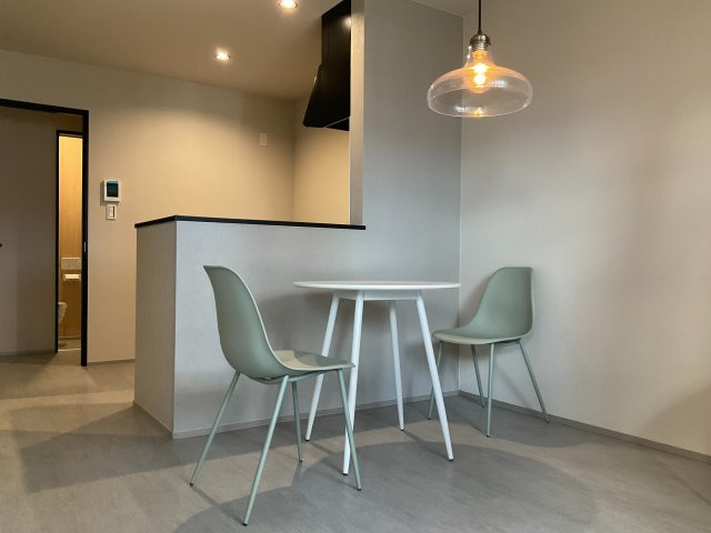 和泉市桑原町のハイツの居間・リビング|こちらのリビングで趣味の時間をお楽しみください