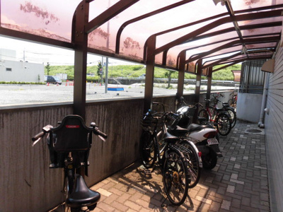 【その他共用部分】 | シエルスラン | 屋根付きの駐輪場です