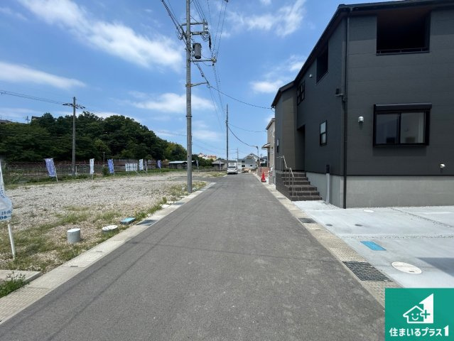 29(土)30(日)現地説明会！◆泉南郡熊取町七山　新築一戸建ての前面道路含む現地写真|周辺は閑静な住宅街！前面道路広々で車の出し入れも便利です。駐車が苦手な方でも安心して車庫入れできます！