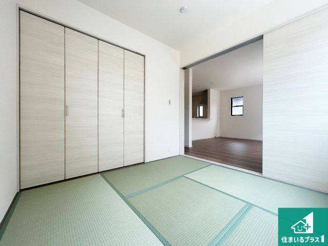 29(土)30(日)現地説明会！◆泉南郡熊取町七山　新築一戸建ての和室|一室あると便利な和室は客間としてだけでなく、小さなお子様のプレイルームや食後のくつろぎスペースとしてもご利用いただけます。収納もついていますので大活躍間違いなし！