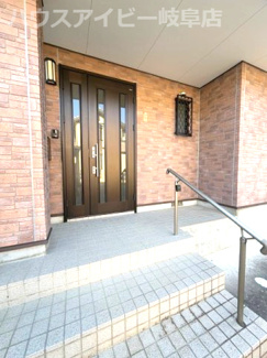 【玄関】 | 岐阜市粟野台！敷地広々73坪！7SLDKのお家です♪お車スペース3台可能！オール電化住宅！ | 岐阜市粟野台！敷地広々73坪！7SLDKのお家です♪お車スペース3台可能！オール電化住宅！