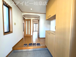 【玄関】 | 岐阜市粟野台！敷地広々73坪！7SLDKのお家です♪お車スペース3台可能！オール電化住宅！ | 岐阜市粟野台！敷地広々73坪！7SLDKのお家です♪お車スペース3台可能！オール電化住宅！