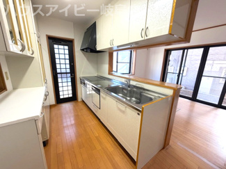 【キッチン】 | 岐阜市粟野台！敷地広々73坪！7SLDKのお家です♪お車スペース3台可能！オール電化住宅！ | 岐阜市粟野台！敷地広々73坪！7SLDKのお家です♪お車スペース3台可能！オール電化住宅！