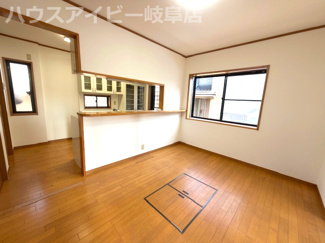 【居間・リビング】 | 岐阜市粟野台！敷地広々73坪！7SLDKのお家です♪お車スペース3台可能！オール電化住宅！ | 岐阜市粟野台！敷地広々73坪！7SLDKのお家です♪お車スペース3台可能！オール電化住宅！