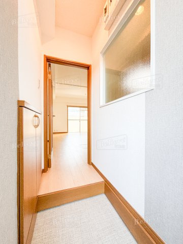 組坂ビルNo8の玄関|シューズボックス付きの玄関です★