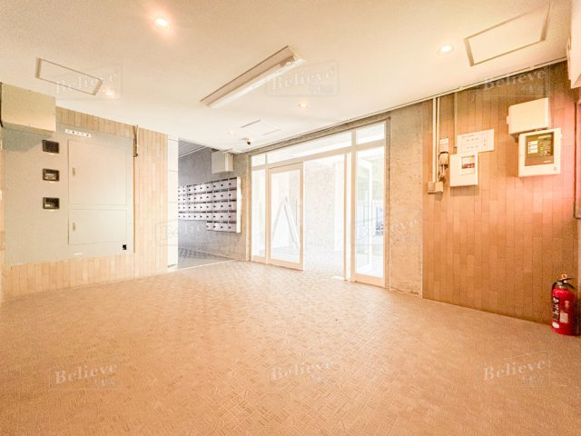 組坂ビルNo8のロビー|夜でも明るいロビー♪