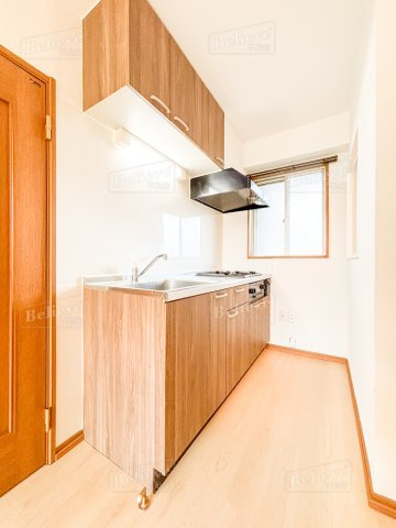 組坂ビルNo8のキッチン|3口コンロ・グリル付のシステムキッチンです♪