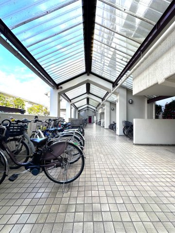 グリーンパーク第16綾瀬の駐輪場|ドキドキの新生活も、安心してスタート。ぴったりの住まいを見つけませんか？クランディアが一緒に住まい選びをサポートします‼　まずは、お気軽にお問合せください　＃クランディア