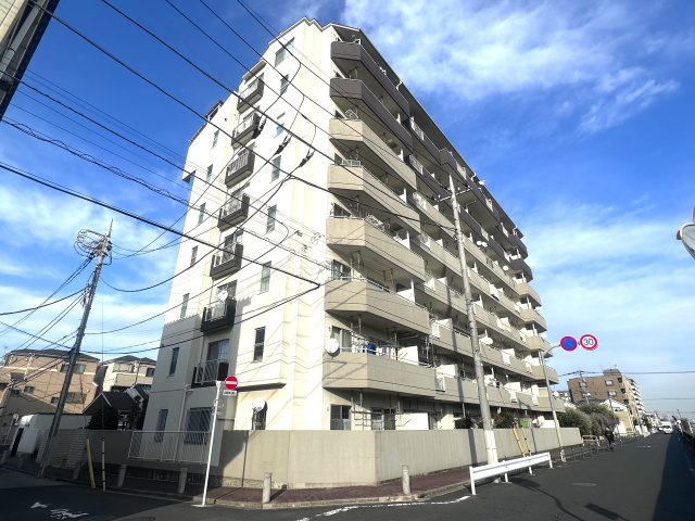 グリーンパーク第16綾瀬の外観|落ち着いた住環境と暮らしやすさが魅力の、実需向けマンション。
堅実なSRC構造と穏やかな周辺環境が、安心して長く住める日常を支えてくれます。