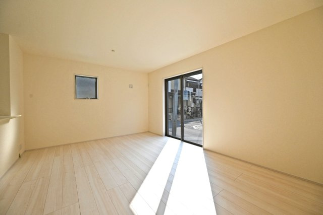 リーブルガーデン尼崎市大島1丁目新築一戸建の居間・リビング|ナチュラルテイストな内装はどんな家具も合わせやすく、お好みのインテリアコーディネートをお楽しみいただけます。
