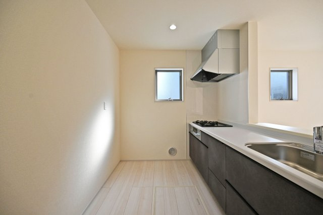 リーブルガーデン尼崎市大島1丁目新築一戸建のキッチン|キッチン後ろのスペースも広く、ご入居後に設置するカップボードの幅も広がります。特にLDKが広い住宅の場合はカップボードなどのメインインテリアを大きくするとバランスが良くなります。