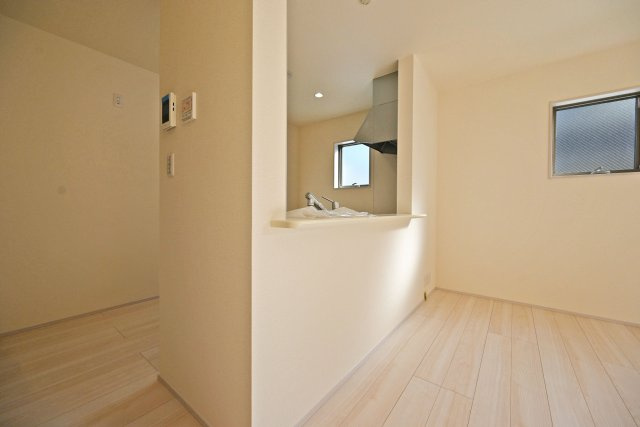 リーブルガーデン尼崎市大島1丁目新築一戸建のキッチン|コンロ前袖壁付カウンター造作のキッチンです。上部にはダウンライトを採用し、作業性を確保。