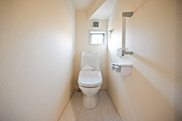 リーブルガーデン尼崎市大島1丁目新築一戸建のトイレ|1・2階に1か所ずつウォッシュトイレを導入しています。