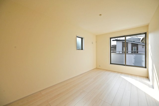 リーブルガーデン尼崎市大島1丁目新築一戸建の寝室|2階主寝室想定に入ってすぐの内観写真です。 2面採光の為、採光通風ともに良好です。