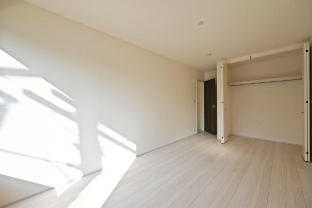 リーブルガーデン尼崎市大島1丁目新築一戸建の収納|-主寝室(2F)- 各居室、収納庫内には枕棚とハンガーレールを配置しています。 限られた収納スペースでもすっきりと片付けることが出来ます。