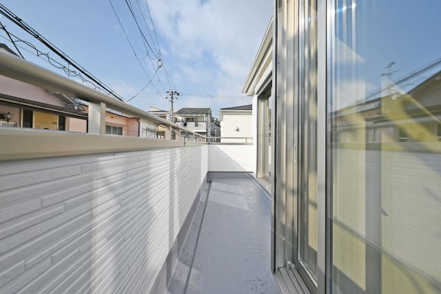 リーブルガーデン尼崎市大島1丁目新築一戸建のバルコニー|2階南面バルコニーです。 物干竿金具が備え付けられています。