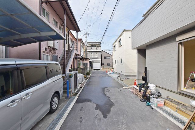 リーブルガーデン尼崎市大島1丁目新築一戸建の前面道路含む現地写真|南側道路幅は約4ｍ幅です。