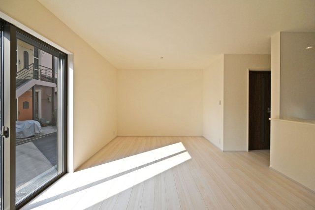 リーブルガーデン尼崎市大島1丁目新築一戸建の居間・リビング|1階LDKをダイニング側からテレビボード側に向かって撮影した内観写真です 。広さは約15.6帖で未就学児も含む4人家族がゆとりをもって過ごすには十分の1棟です。