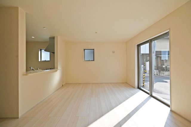 リーブルガーデン尼崎市大島1丁目新築一戸建のダイニング|1階LDKをテレビボード側から正面に撮影した内観写真です。LDKは約18.5帖でゆとりある広さです。インテリア配置に困らない間取り設計に加え、お子様のいる世帯に必要な部屋数を備えた物件です。
