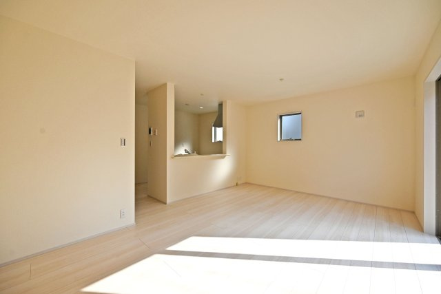リーブルガーデン尼崎市大島1丁目新築一戸建のダイニング|キッチンは対面式ながらカウンタータイプの為手元を隠しながら調理とコミュニケーションの両立が可能。実用性と意匠性を兼ね備えたLDKに仕上がりました。キッチンからの配膳効率も良いのが魅力です。