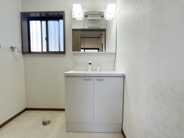所沢市けやき台中古戸建の独立洗面台|三面鏡の裏には収納スペースがたくさんあり、洗面台周りをスッキリ綺麗に♪