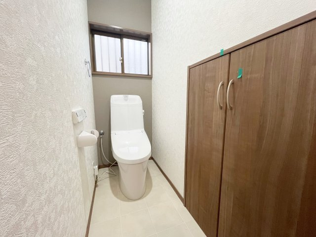 所沢市けやき台中古戸建のトイレ|トイレ内には大きな収納スペースがあり、生活用品から掃除用品まで収納可能です♪