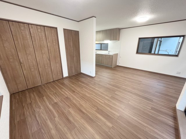所沢市けやき台中古戸建の居間・リビング|15帖のリビング・ダイニングにも大きな収納スペースあり！季節用品からなんでもすぐに取り出せます♪
