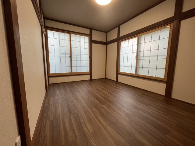 所沢市けやき台中古戸建の洋室|6帖の和洋室です！落ち着いた雰囲気で温かみを感じます♪