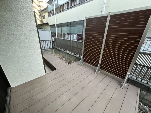所沢市けやき台中古戸建の庭|ウッドデッキ完備！非日常な時間を楽しんだり、夏はお子様のプールスペースなどいかがでしょうか？