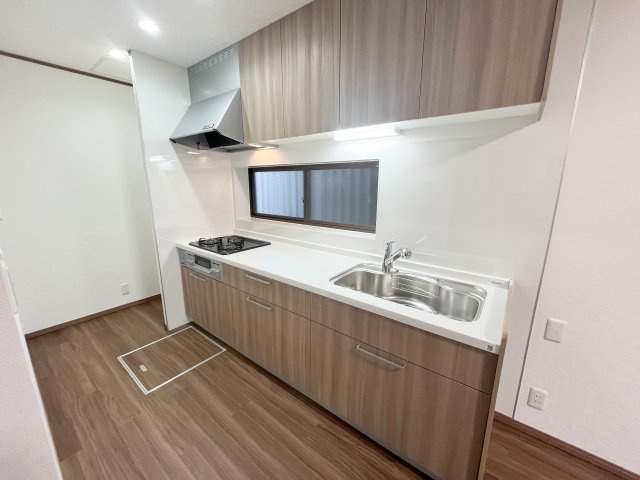 所沢市けやき台中古戸建のキッチン|キッチンは部屋の雰囲気を崩さないように統一感のある色合いです♪　スペースも十分確保されているためノンストレスでお料理を楽しみましょう♪