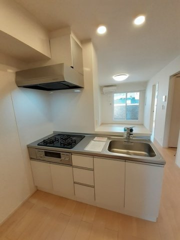 サンリット・カーサのキッチン|3口コンロ・グリル付のシステムキッチンです♪