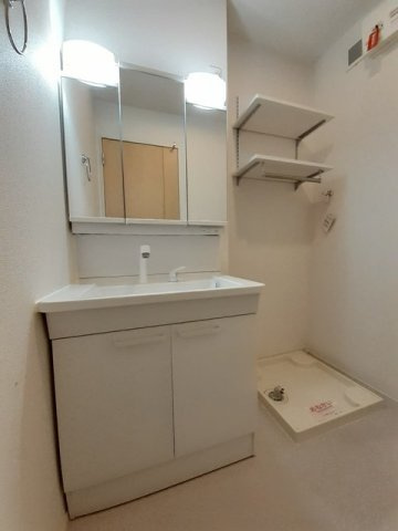 サンリット・カーサの洗面所|三面鏡の洗面台です☆