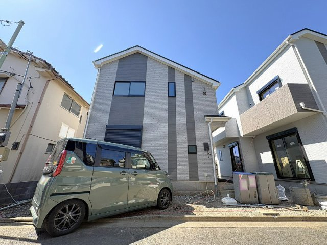 【外観】 | 練馬区西大泉4丁目　新築一戸建住宅　全2棟　(保谷店) | 1階洋室はリビングと玄関ホールの2方向から出入りでき、客間やキッズルームに大変便利です。