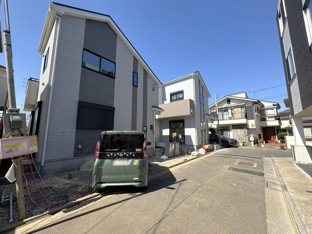【前面道路含む現地写真】 | 練馬区西大泉4丁目　新築一戸建住宅　全2棟　(保谷店) | 保育園、幼稚園、小中学校が徒歩10分圏内に揃い子育て環境良好。