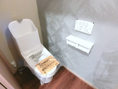 【トイレ】 | 新築　玉島八島　2LDK　サントピア八島23号地モデル | 汚れが付きにくいトイレを採用し、毎日のお手入れを最小限に。
1階・2階ともにこだわりのアクセントクロスを施しており、単なる設備ではなく、ひとつのデザイン空間としてゲストにも自慢したくなる仕上がりです。