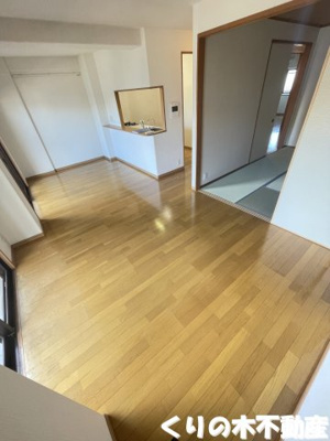 【居間・リビング】 | サーパス北日吉 | こちらのリビングで趣味の時間をお楽しみください