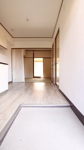 舞子台富士ハイツの玄関