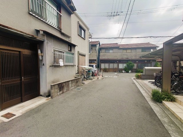近江堂1丁目　売り土地（古家付き）の前面道路含む現地写真
